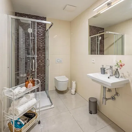 Stylish For 5 - Workspace - Center * Prague
